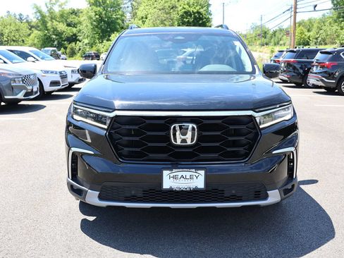 Used 2025 Honda Pilot Touring image 2