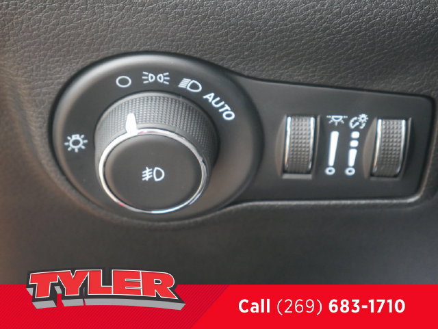 Used 2023 Jeep Compass Latitude AWD/4WD image 25