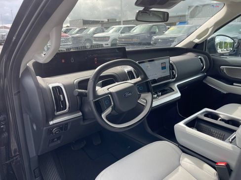 Used 2025 Ford Expedition Platinum w/ Driver's Package AWD/4WD image 11