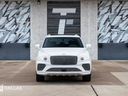 Used 2025 Bentley Bentayga image 3