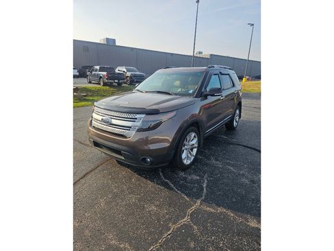 Used 2015 Ford Explorer XLT w/ Equipment Group 202A AWD/4WD image 2