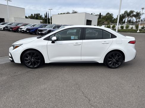 Used 2025 Toyota Corolla SE image 2