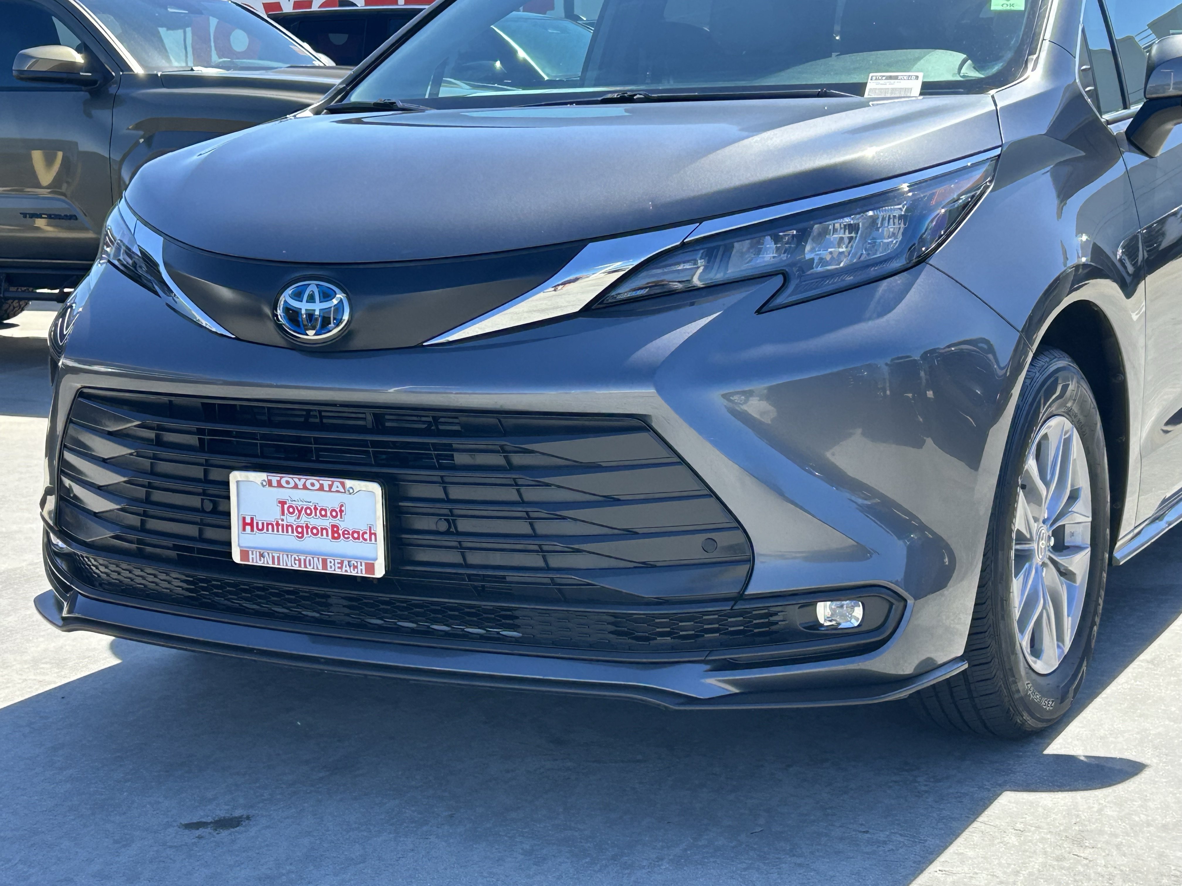 Certified 2025 Toyota Sienna XLE FWD image 7