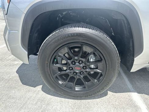 Used 2022 Toyota Tundra SR5 w/ SR5 Convenience Package AWD/4WD image 11