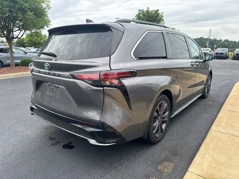 Used 2022 Toyota Sienna XSE w/ XSE Plus Package FWD image 5