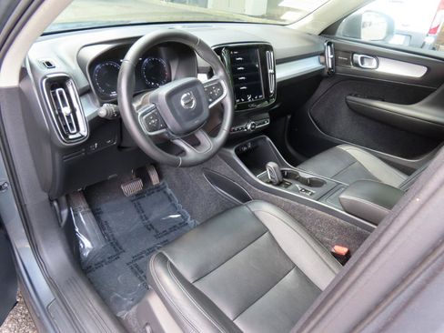 Used 2019 Volvo XC40 T4 Momentum FWD image 9