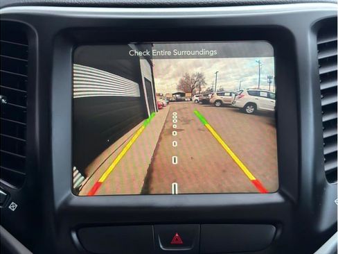 Used 2017 Jeep Cherokee Trailhawk w/ Comfort/Convenience Group image 16