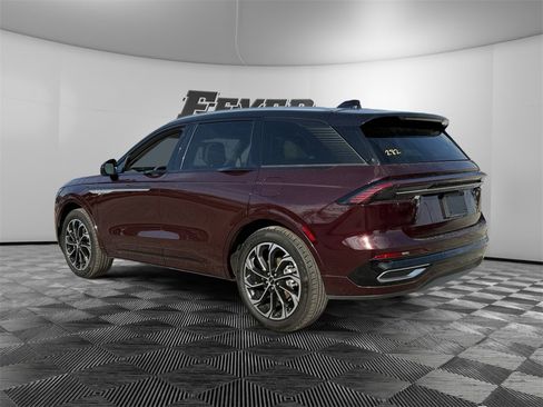 Used 2025 Lincoln Nautilus Reserve image 3