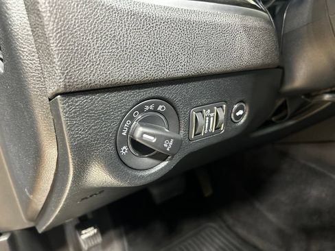 Certified 2018 Chrysler 300 Touring L AWD/4WD image 15