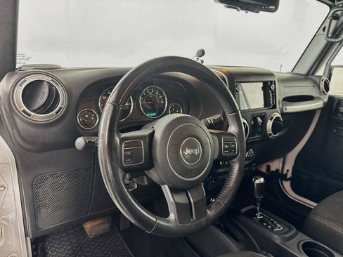 Used 2016 Jeep Wrangler Unlimited Sahara AWD/4WD image 10