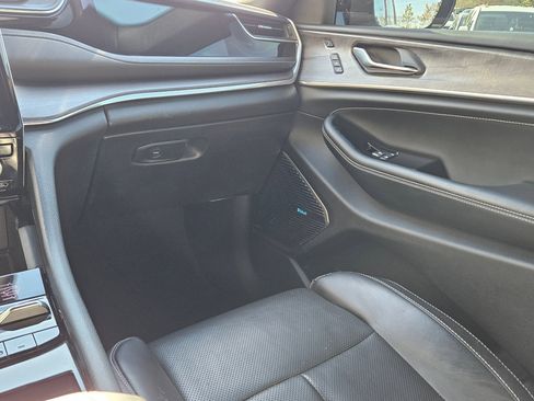 Used 2022 Jeep Grand Cherokee Overland w/ Advanced Protech Group III image 11