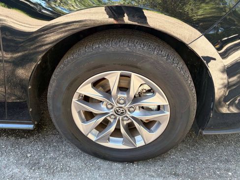 Used 2025 Toyota Sienna XLE FWD image 33