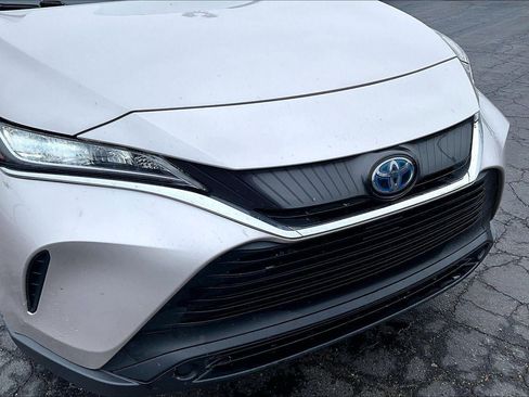 Used 2021 Toyota Venza LE image 3