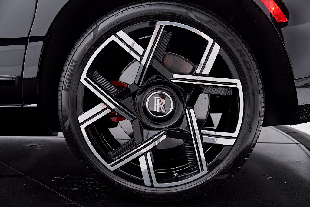 Used 2025 Rolls-Royce Cullinan Black Badge AWD/4WD image 27