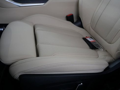 Used 2025 BMW 330i Sedan w/ Premium Package image 11