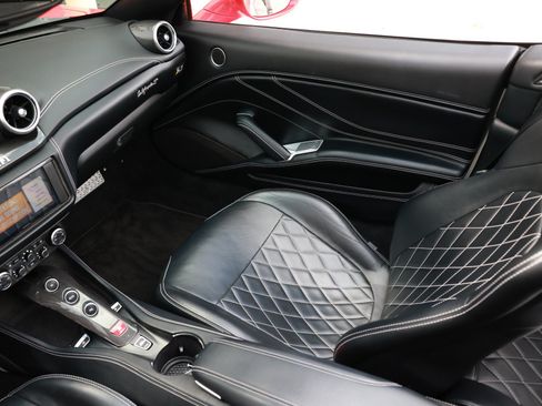 Used 2015 Ferrari California T RWD image 29