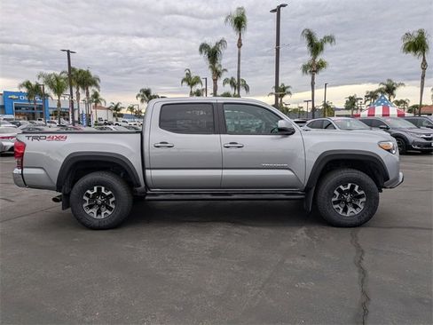 Used 2017 Toyota Tacoma TRD Off-Road image 4