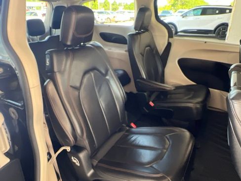 Used 2017 Chrysler Pacifica Touring-L Plus w/ Advanced Safetytec Group FWD image 14
