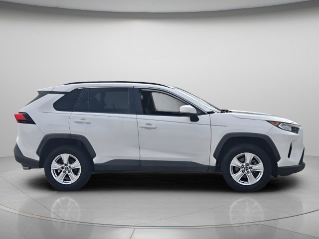Used 2021 Toyota RAV4 XLE w/ Convenience Package FWD image 7