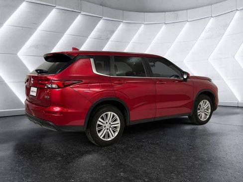 Used 2024 Mitsubishi Outlander ES FWD image 4
