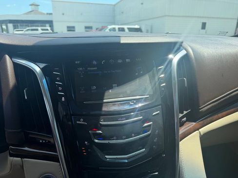 Used 2017 Cadillac Escalade Luxury AWD/4WD image 17
