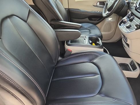 Used 2023 Chrysler Pacifica Touring-L FWD image 25