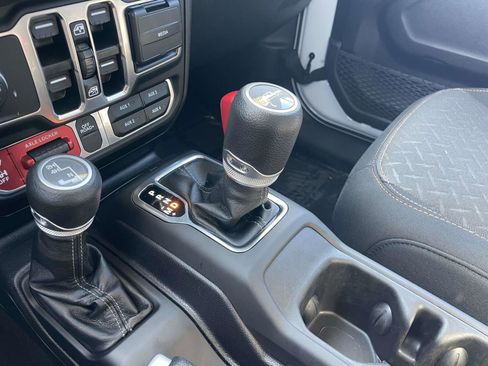Used 2025 Jeep Gladiator Mojave w/ Convenience Group AWD/4WD image 30