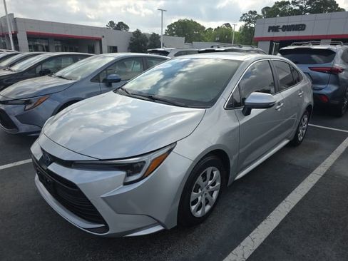 Used 2025 Toyota Corolla XLE FWD image 3