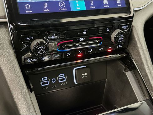 Used 2023 Jeep Grand Cherokee Limited image 24