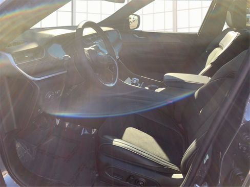 Used 2025 Jeep Grand Cherokee L Altitude image 9