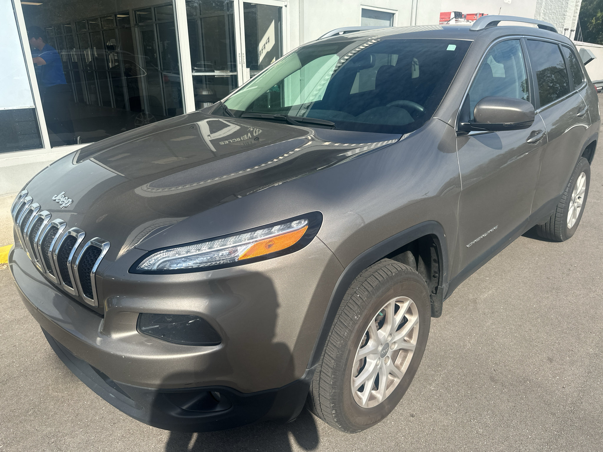Used 2016 Jeep Cherokee Latitude w/ Safety/Convenience Group AWD/4WD image 3