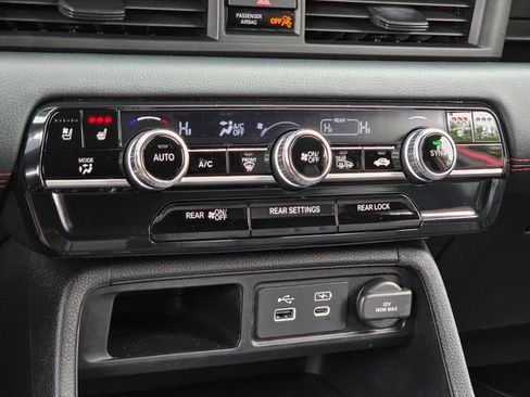 Certified 2025 Honda Pilot Black Edition image 30