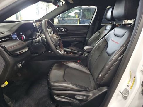 Used 2025 Jeep Compass Trailhawk image 8