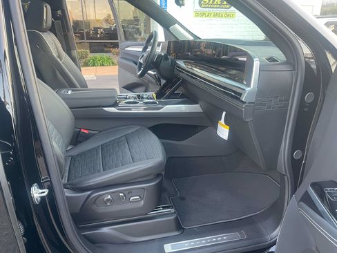 Used 2025 Cadillac Escalade ESV V AWD/4WD image 25