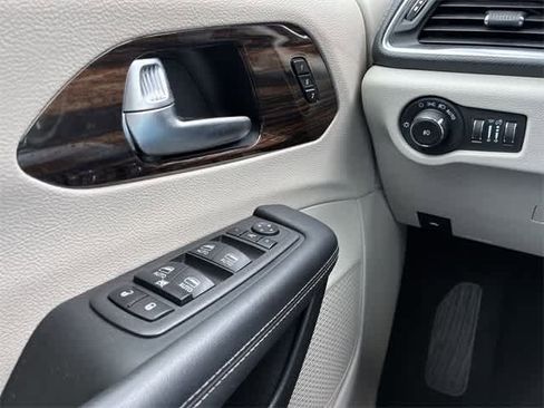 Used 2023 Chrysler Pacifica Limited image 40