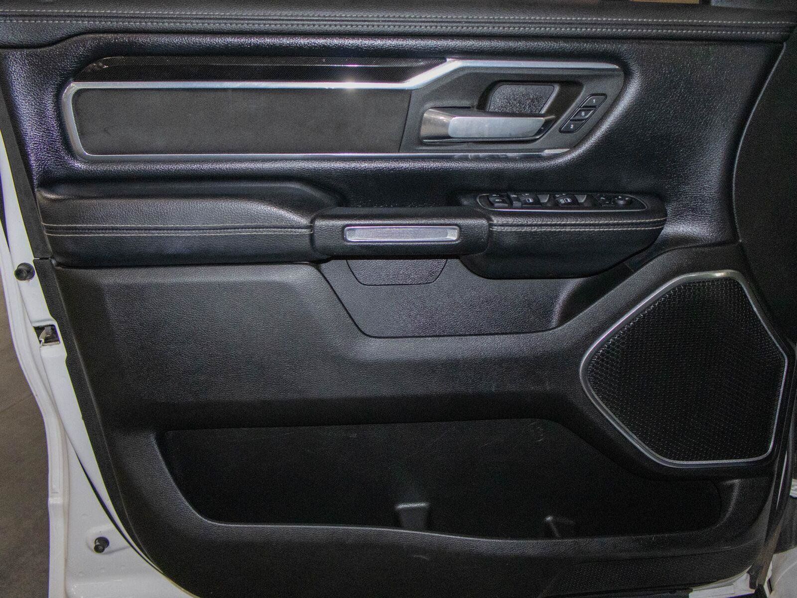 Used 2019 RAM 1500 Laramie w/ Sport Appearance Package AWD/4WD image 10