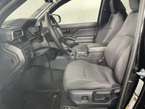 Used 2025 Toyota Tacoma SR5 AWD/4WD image 11