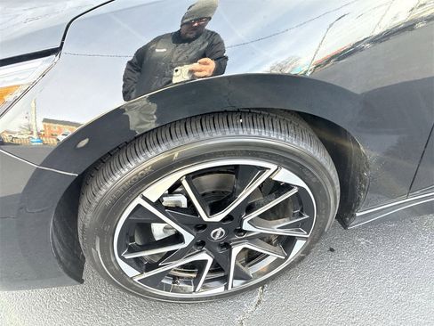 Used 2025 Nissan Sentra SR w/ SR Premium Package image 10