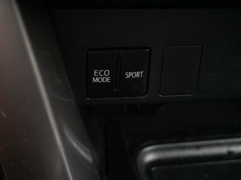 Used 2018 Toyota RAV4 LE w/ Carpet Mat Package FWD image 28