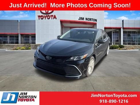 Used 2021 Toyota Camry LE FWD image 2