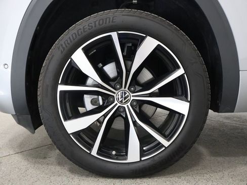 Used 2024 Volkswagen Atlas Cross Sport SEL Premium R-Line image 5