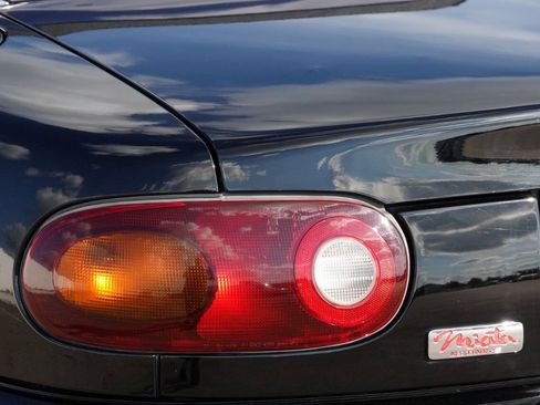 Used 1996 MAZDA MX-5 Miata RWD image 48