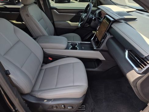 Used 2026 GMC Acadia Elevation w/ Elevation Premium Package FWD image 11