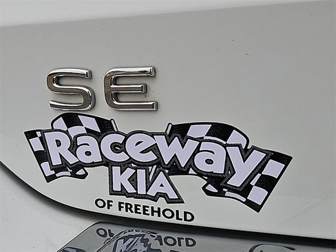 Used 2023 Volkswagen Taos SE image 33