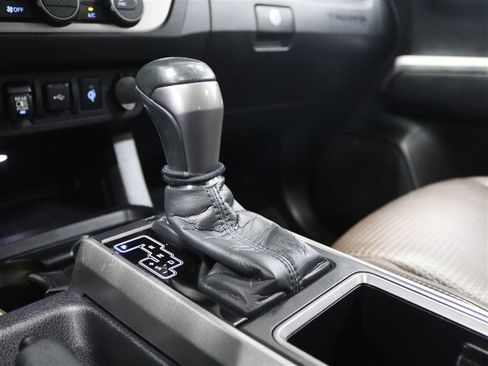 Used 2021 Toyota Tacoma Limited AWD/4WD image 40