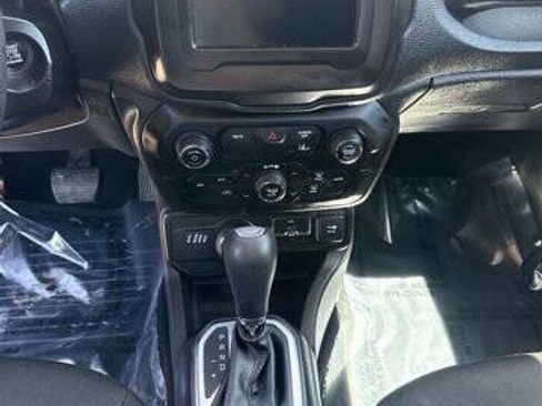 Used 2021 Jeep Renegade Latitude AWD/4WD image 14