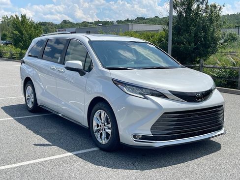 Used 2026 Toyota Sienna Limited FWD image 2