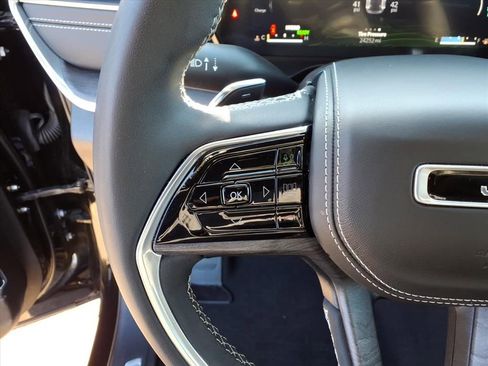 Used 2023 Jeep Grand Cherokee Overland w/ Luxury Tech Group IV image 22