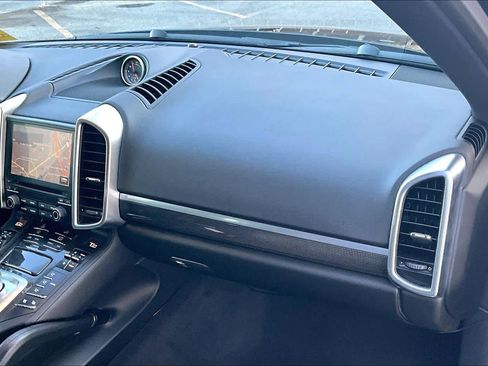 Used 2017 Porsche Cayenne Platinum Edition w/ Premium Package (PJV) image 19