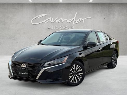Used 2025 Nissan Altima 2.5 SV FWD image 1